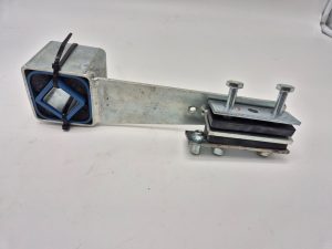 Veerarm met veerblok links.